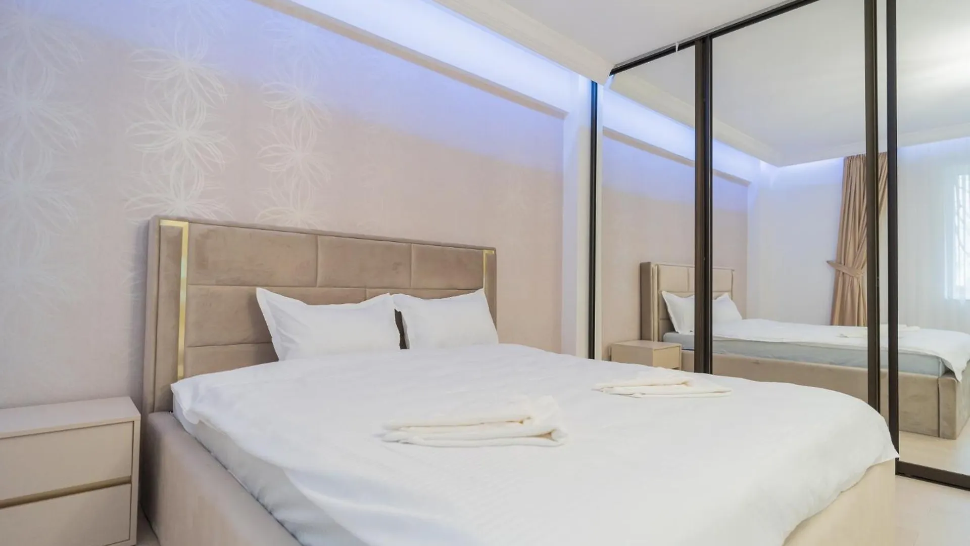 Luxurious Apartments With Swimming Pool - Herastrau Park Bucharest Romania