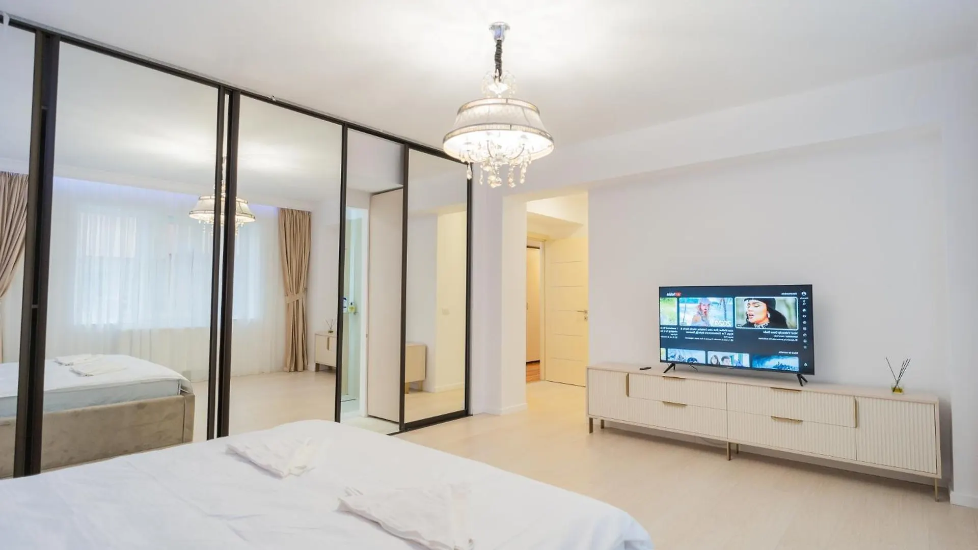 Luxurious Apartments With Swimming Pool - Herastrau Park Bucharest Romania