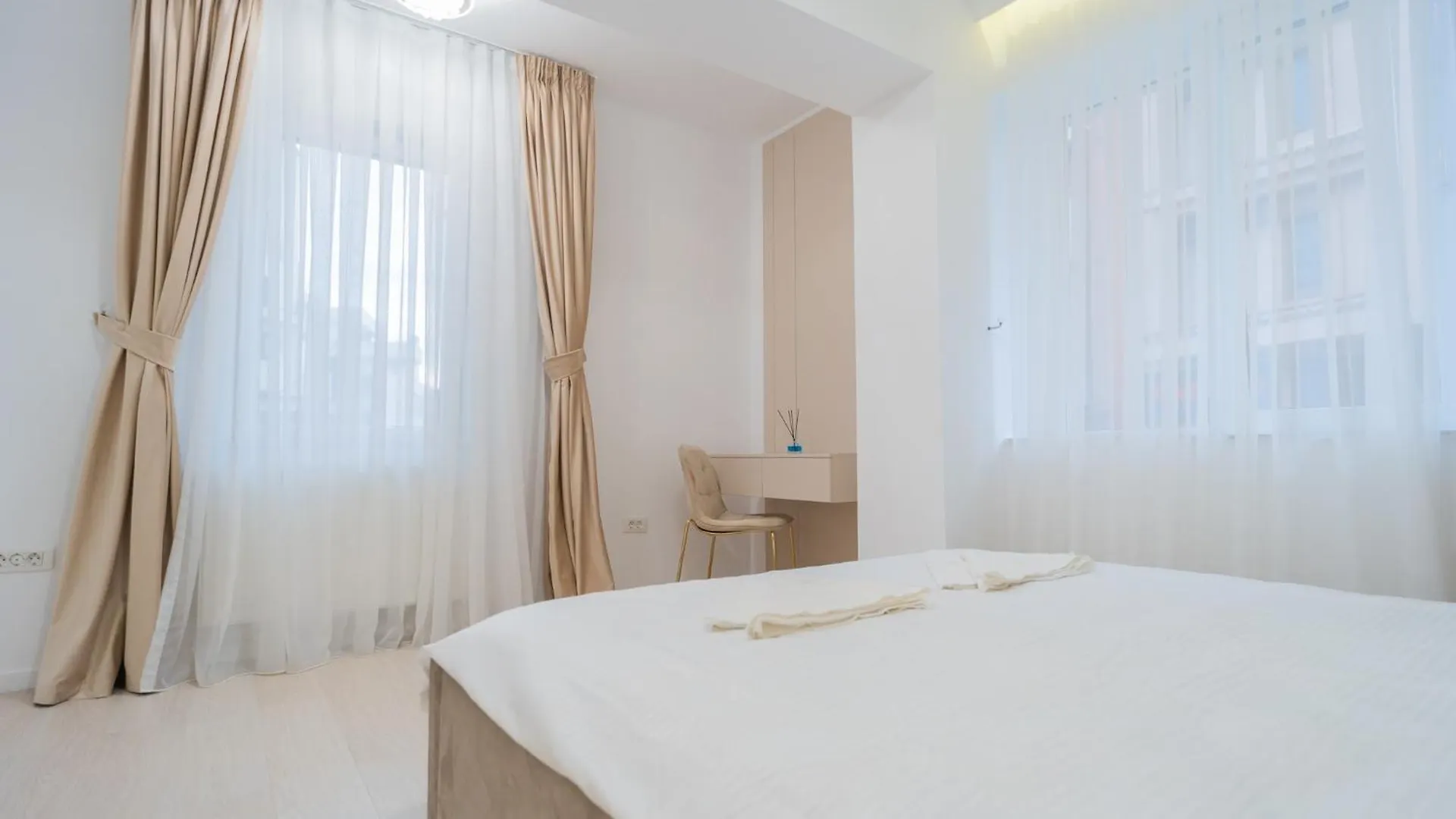 Luxurious Apartments With Swimming Pool - Herastrau Park Bucharest Romania
