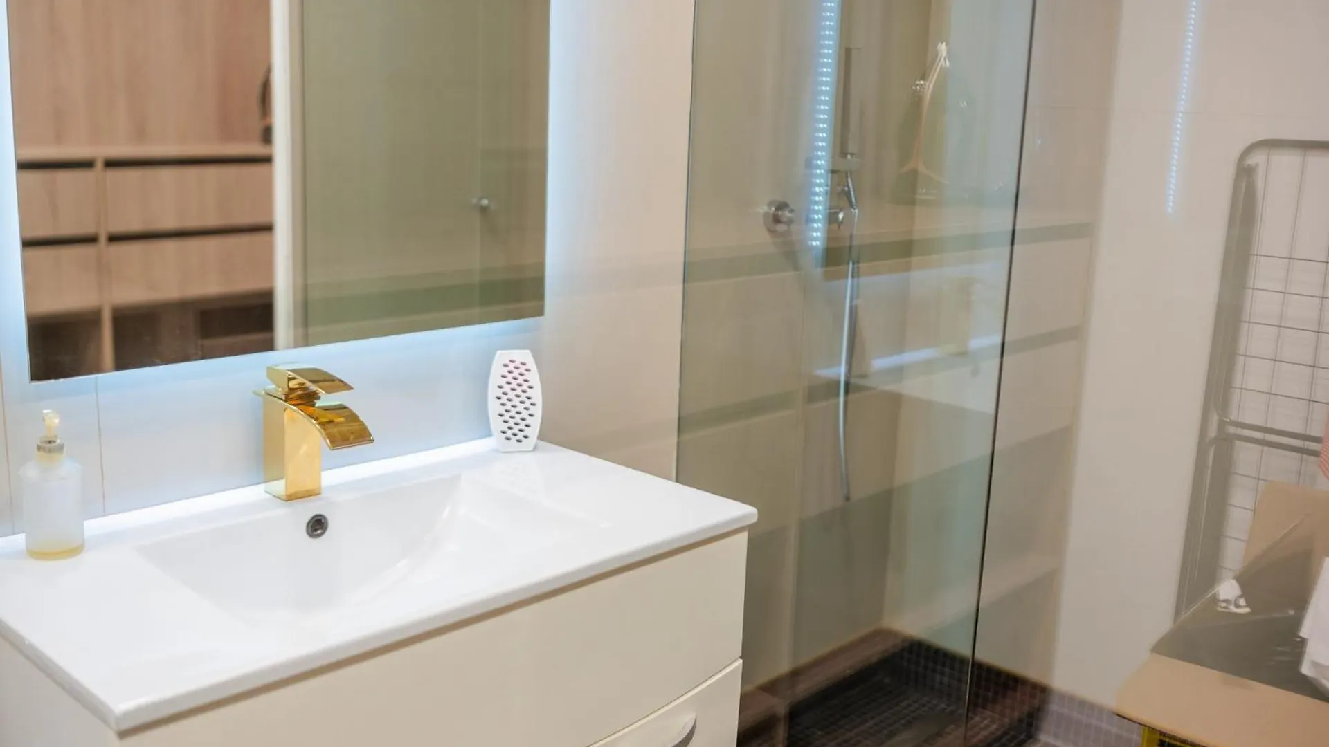 בוקרשט Luxurious Apartments With Swimming Pool - Herastrau Park רומניה